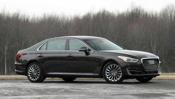 Седанът G90 е един от най-евтините в списъка със средна цена от $56,591. Южнокорейският модел, заедно с Tesla Model S, обаче е единственият автомобил, който предлага камера за задно виждане, автоматично аварийно спиране, предупреждение за сблъсък и за напускане на лентата още в базовото си оборудване.